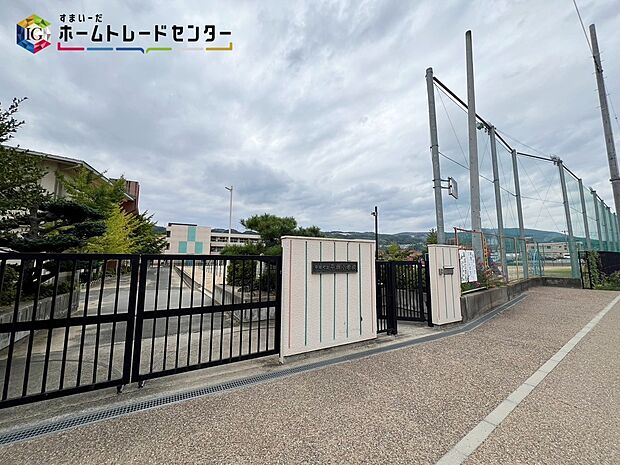 平群町立平群小学校（約400m）