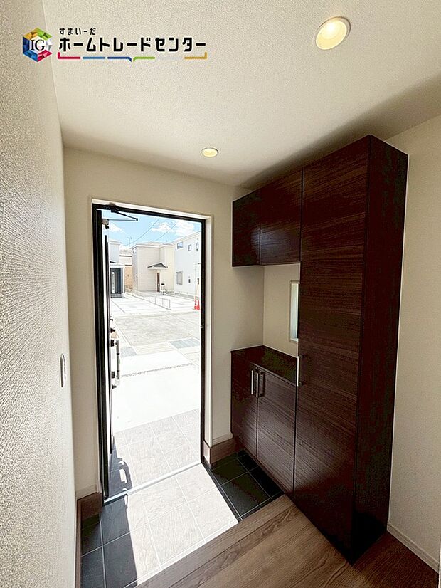 【玄関】ご家族が増えると靴の数も増えますね。扉を閉めてしまえば玄関もすっきりとした印象に♪年末年始の来客が増える時期にも嬉しい玄関収納です♪