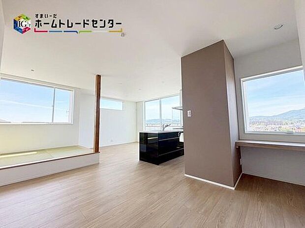 【リビング】広々とした開放感あふれるリビングです♪ゆったり寛げる充分な広さがございますので、ご家族でインテリアのレイアウトを考えるのも楽しみになりそうです♪