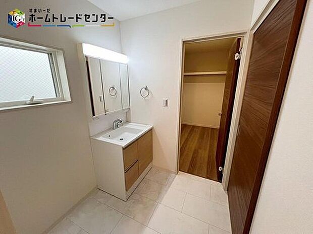 【洗面台・洗面所】白を基調とした爽やかなサニタリースペース。毎日の身支度も気持ち良くお使い頂けます。鏡の裏にも収納がございますので、歯ブラシや化粧品などの小物類もすっきり収納できます♪