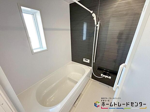 【浴室】窓付きのバスルームは、採光もあり明るく気持ちの良い空間です。窓があることで、換気環境も良好。掃除もスムーズに出来ます。