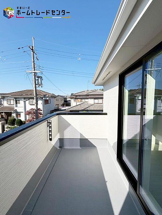 【バルコニー】広々としたバルコニーならシーツなど大きな洗濯物もらくらく干せます。観葉植物を置いたり、料理に使えるハーブを育てたり、ガーデンニングを楽しむスペースも十分。