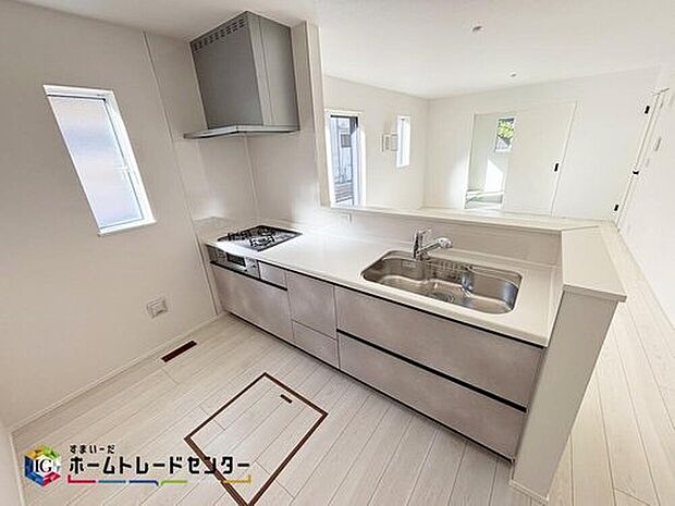 【キッチン】収納力豊富な爽やかなシステムキッチンを用意しております。床下収納もございますので、キッチンスペースをいつでもすっきりとお使い頂けそうです。