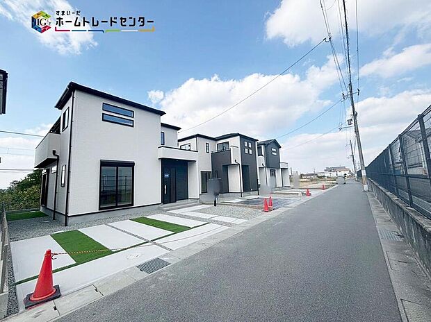 【【前面道路含む外観写真】 （※3号棟側から）】一戸建ての大きなメリットは、「自分の土地」を自由に使えること。好きなペットとの暮らし、ガーデニングやＤＩＹ、車やバイクの手入れなど様々な趣味を楽しめます♪