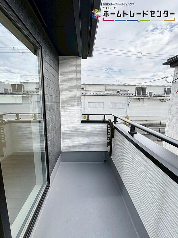 【【バルコニー】】広々としたバルコニーならシーツなど大きな洗濯物もらくらく干せます。観葉植物を置いたり、料理に使えるハーブを育てたり、ガーデンニングを楽しむスペースも十分。