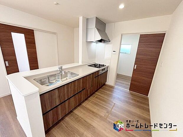 【【キッチン】】窓付きの明るく爽やかなキッチンスペース。床下収納もございますので、いつでもすっきりとお使い頂けそうです♪