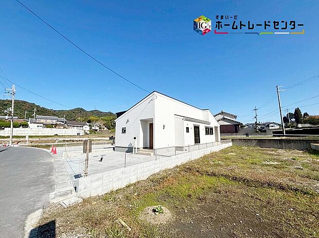 【【現地外観写真】】カースペースが2台分ございますので、家族分の自転車を駐輪したり、急な来客用の駐車スペースとしてもお使いいただけます♪

