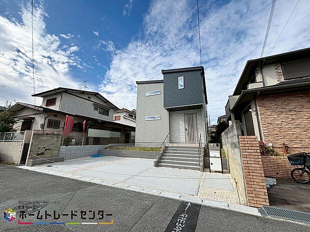 【現地外観写真】立体的なコントラストをもたせた外観が魅力的。ゆとりの広さを備えておりますので、心地良く寛げる安らぎのお住まいとなっております。