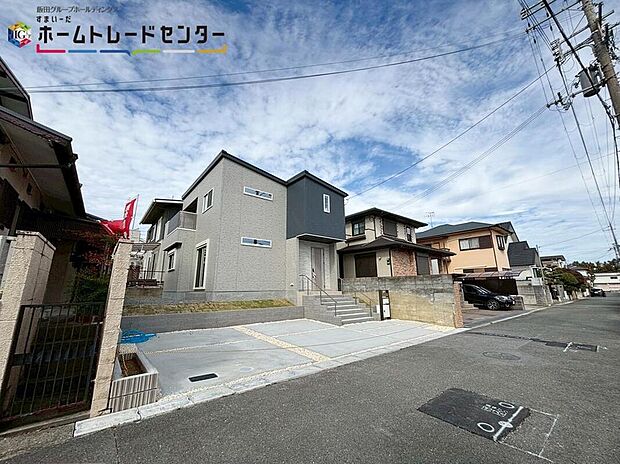 【前面道路含む現地写真】前道が約5mあるので、車庫入れが苦手な方でも安心して入れられます♪隣家との距離も、前面道路の幅員も充分にございますので、プライベートにも配慮されたお住まいとなっております。