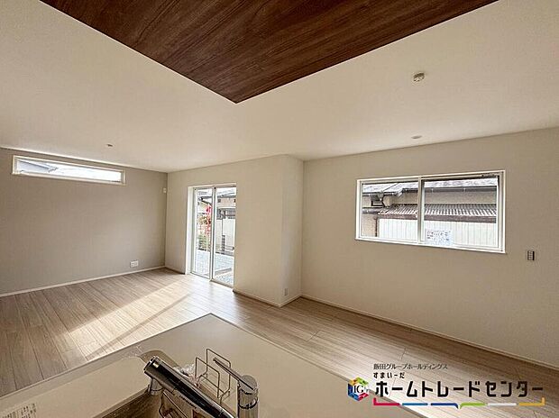 【キッチン】対面式キッチンからは、リビングにいるご家族の様子が一目で分かります。小さいお子様がいても安心です。