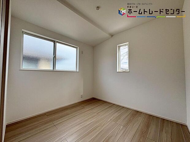 【リビング以外の居室】充分な広さの収納を備え、採光良好な洋室は、快適空間。プライベートの時間もゆったりお寛ぎ頂けそうです。