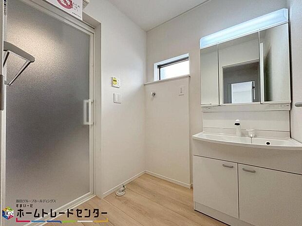 【洗面台・洗面所】白を基調とした爽やかなサニタリースペース。清潔感のある快適空間です。毎日の身支度も気持ち良くお使い頂けます。