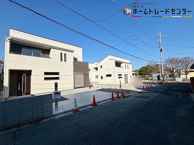 【前面道路含む現地写真】※4号棟
子育て環境にはピッタリな落ち着いた雰囲気の住宅地♪戸建ては建物が独立しているため、マンションのように上下階や隣からの騒音を気にせずに過ごせるのもポイントですね♪