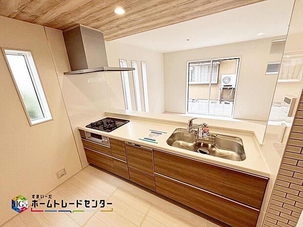 【キッチン】どこを開けても大容量収納のビッグスライドキッチン♪圧力鍋やパスタ鍋などかさばる調理器具も楽々収納できます♪ご家族の顔が見えますので、いっそうお料理が楽しくなります♪