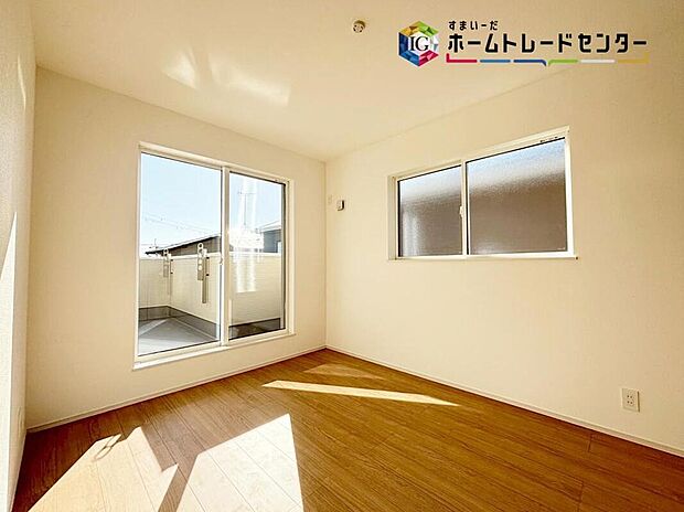 【リビング以外の居室】穏やかな光が差し込む室内には、穏やかな時間が流れます♪休日には、落ち着いた空間で自分の趣味を楽しむのはいかがですか♪