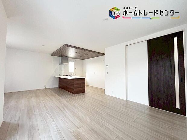 【【リビング】】広々とした開放感あふれるリビングです♪ゆったり寛げる充分な広さがございますので、ご家族でインテリアのレイアウトを考えるのも楽しみになりそうです♪