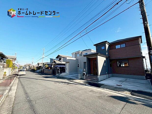 【【前面道路含む現地写真】】※2号棟側から　　前面道路が約9ｍあるので、車庫入れが苦手な方でも安心して入れられます♪今から見たい！大歓迎です♪お気軽にホームトレードセンターまでお問い合わせください♪