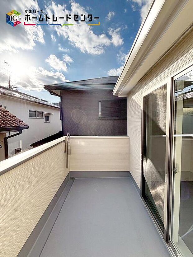 【バルコニー】南側に設置されたバルコニー。心地よい陽射しや暖かな風を楽しむことが出来ます。晴れた日にはたっぷりの洗濯物や布団を干せます!