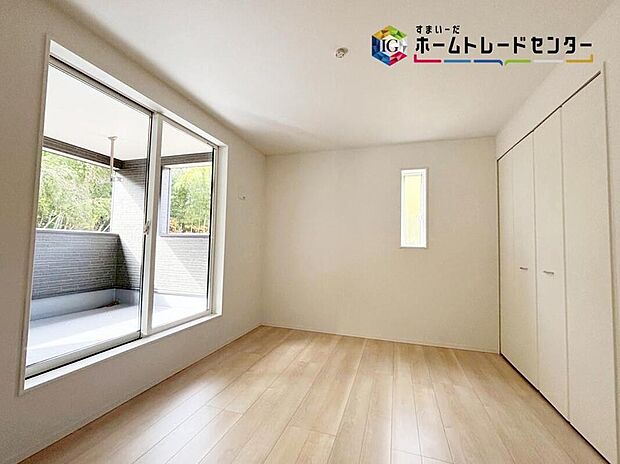 【【居室】】2面採光を確保した明るい室内は、風通しも良く、大変居心地の良い空間となっております。爽やかな風を感じて起きる朝は、快適生活の始まりに！