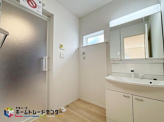 【【洗面室】】白を基調とした爽やかなサニタリースペース。清潔感のある快適空間です。毎日の身支度も気持ち良くお使い頂けます。