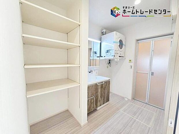 【洗面台・洗面所】ガス乾燥機「幹太くん」付きです♪明るく清潔感のある快適空間です。毎日の身支度も気持ち良くお使い頂けます♪