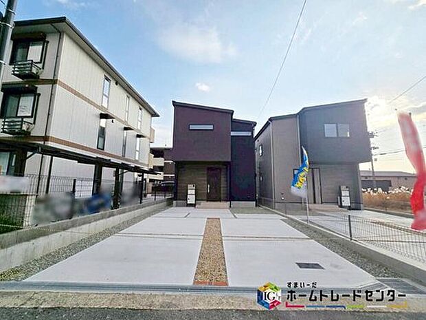 【現地外観写真】※2号棟
立体的なコントラストをもたせた外観が魅力的。ゆとりの広さを備えておりますので、心地良く寛げる安らぎのお住まいとなっております。