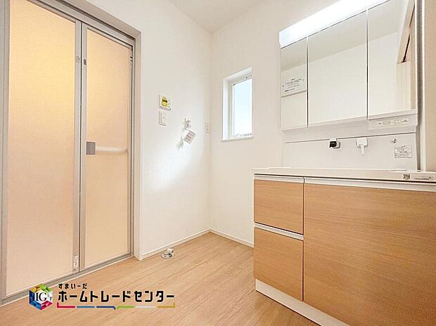 【【洗面台・洗面所】】白を基調とした爽やかなサニタリースペース。清潔感のある快適空間です。毎日の身支度も気持ち良くお使い頂けます。