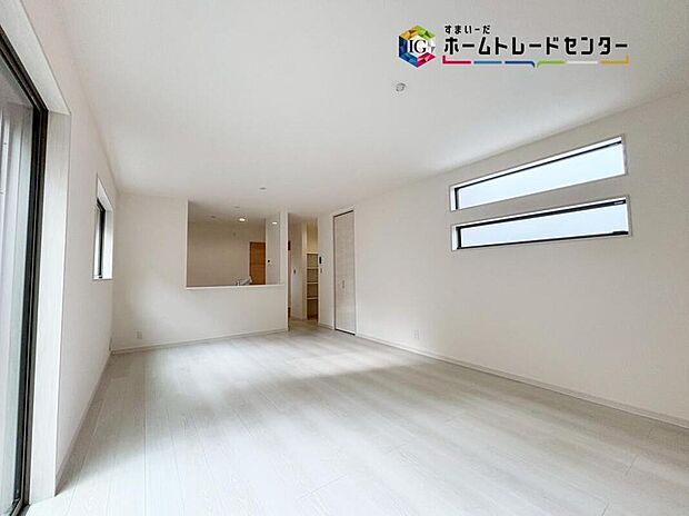 【【リビング】】広々としたLDKに、自分好みのインテリアでレイアウト。季節ごとに模様替えなども、楽しみの一つとなりそうです。