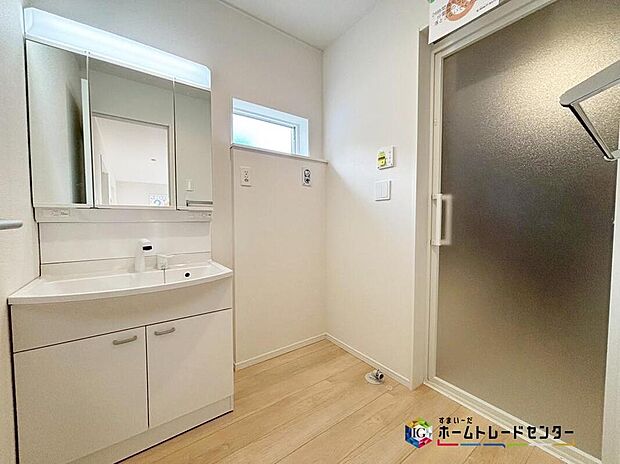 【洗面台・洗面所】白を基調とした爽やかなサニタリースペース。清潔感のある快適空間です。毎日の身支度も気持ち良くお使い頂けます。