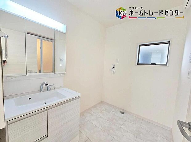 【洗面台・洗面所】白を基調とした爽やかなサニタリースペース。清潔感のある快適空間です。毎日の身支度も気持ち良くお使い頂けます。