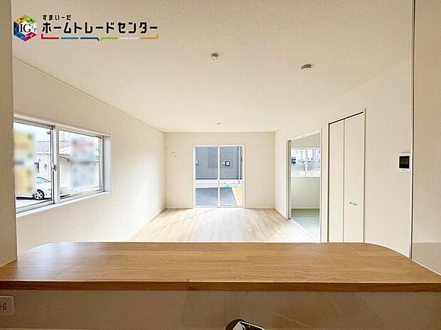 【【キッチン】】リビングで遊んでいるお子様を見守りながら、時にはお喋りをしながら料理や後片付けができる人気の高いスタイルです♪