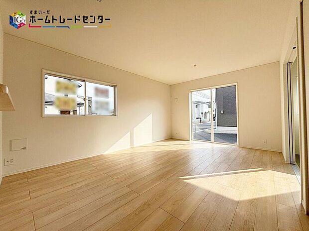 【【リビング】】大きな窓のあるリビングは、陽光あふれる明るい空間です♪居心地良く、ご家族皆がゆったり寛げる憩いの空間となりそうです。