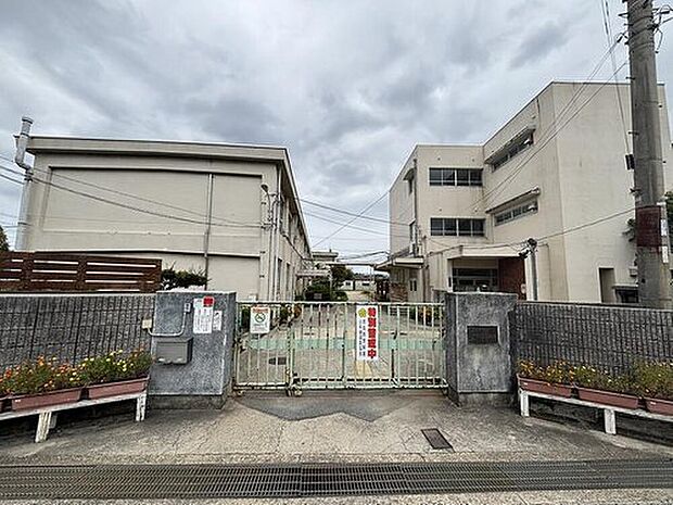 奈良市立富雄南小学校(約550m)