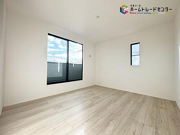 【リビング以外の居室】心地良い風を感じられる全居室採光!風通しがよく効果的に空気の入れ替えができます♪充分な広さの収納を備え、採光良好な洋室は、快適空間♪プライベートの時間もゆったりお寛ぎ頂けそうです♪