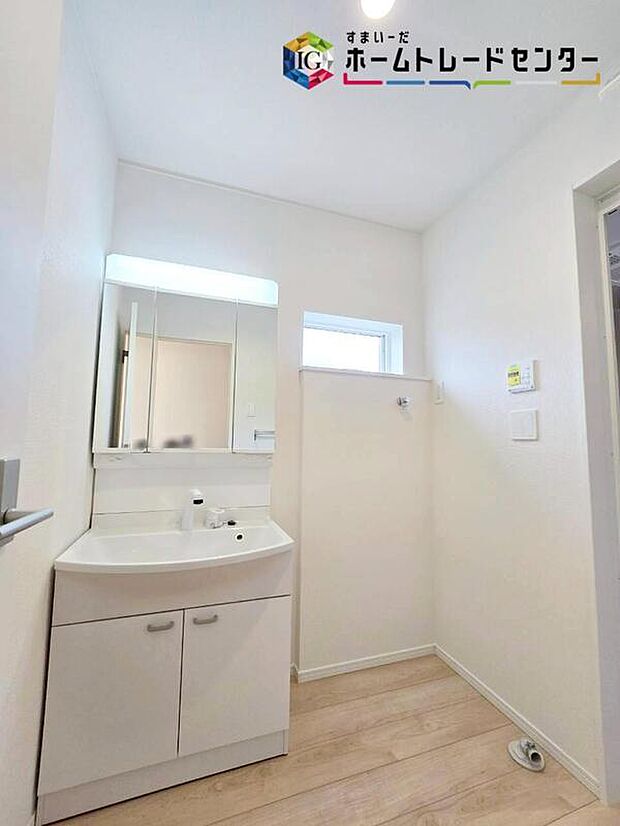 【【洗面台・洗面所】】白を基調とした爽やかなサニタリースペース。清潔感のある快適空間です。毎日の身支度も気持ち良くお使い頂けます。