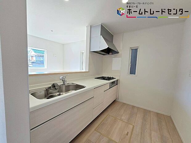 【キッチン】【キッチン】
窓付きの明るく爽やかなキッチンスペース。床下収納もございますので、いつでもすっきりとお使い頂けそうです。