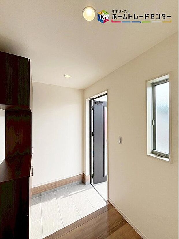 【【玄関】※１号棟】窓付きの開放感のある玄関ホール♪温もり感じるフローリング仕様ですので、ご家族やお客様を温かく迎えてくれます♪