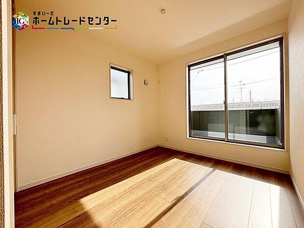 【【居室】】2面採光を確保した明るい室内は、風通しも良く、大変居心地の良い空間となっております♪爽やかな風を感じて起きる朝は、快適生活の始まりに♪
