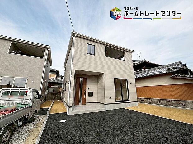 【【現地外観写真】※2号棟】通りより少し奥へ入っておりますので、プライベート空間を確保できる敷地延長の土地♪周辺に高い建物が無く、空が広く大きく感じられます♪