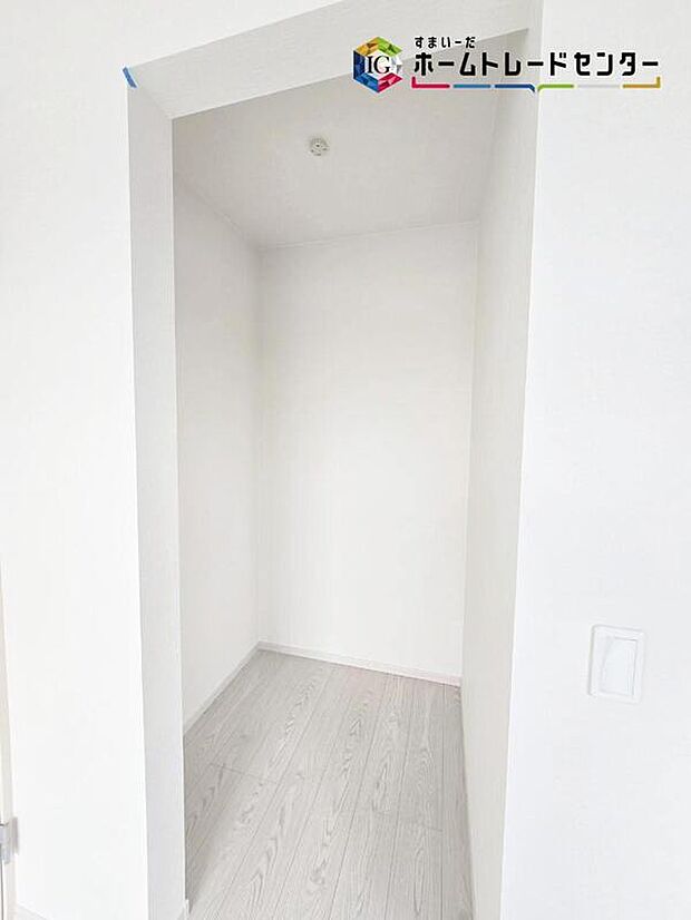 【【ウォークインクローゼット】】クローゼットにはシーズンオフのお洋服や靴はもちろんお雛様や五月人形など、かさばるけど大切なものもしっかり片づけられます♪