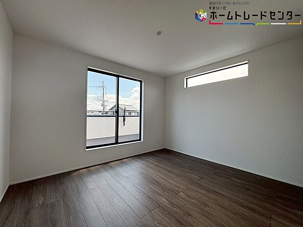 【主寝室】穏やかな光が差し込む室内には、穏やかな時間が流れます。休日には、落ち着いた空間で自分の趣味を楽しむのはいかがですか。