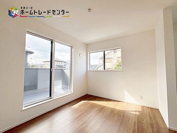 【居室】【居室】
バルコニーに面した主寝室には、大きな窓を用意しております。暖かい日差し差し込む快適空間となっております。