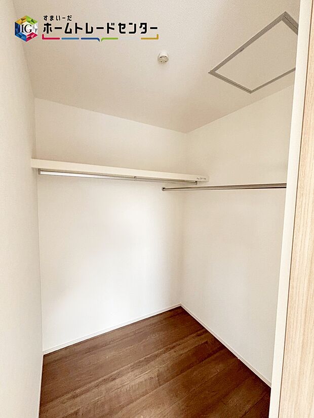 【ウォークインクローゼット】【ウォークインクローゼット】
収納力豊富なウォークインクローゼットを設置。洋服や小物類など、目的に応じてすっきり美しい収納を実現します。