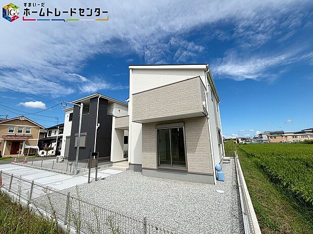 【現地外観写真】一戸建ての大きなメリットは、「自分の土地」を自由に使えること。好きなペットが飼えるほか、ガーデニングやＤＩＹ、車やバイクの手入れなど様々な趣味を楽しめます♪