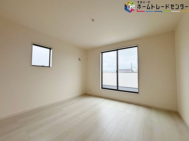 【主寝室】ご家族が集う空間と、個の時間を大切にする居室をしっかり分け合えるプラン。窓が大きく常に明るい洋室！日中の電気使用がないので、家計にも助かります！