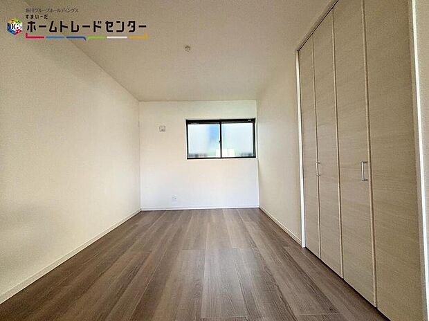 【リビング以外の居室】充分な広さの収納を備え、採光良好な洋室は、快適空間。プライベートの時間もゆったりお寛ぎ頂けそうです。