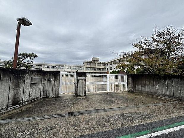 香芝市立志都美小学校（約1,020m）