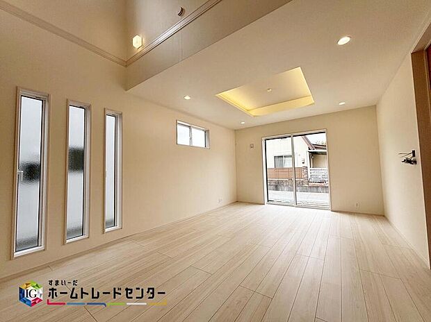 【リビング】大きな窓のあるリビングは、陽光あふれる明るい空間です♪居心地良く、ご家族皆がゆったり寛げる憩いの空間となりそうです♪