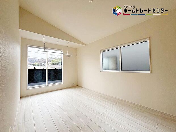 【リビング以外の居室】穏やかな光が差し込む室内には、穏やかな時間が流れます。休日には、落ち着いた空間で自分の趣味を楽しむのはいかがですか。