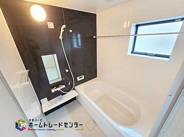 【浴室】毎日の疲れを癒す浴室は１坪タイプです。足を伸ばしてゆっくりとくつろげます。
窓付きのバスルームは、明るく換気環境も良好。日中の入浴も気持ちよくお使い頂けそうです♪